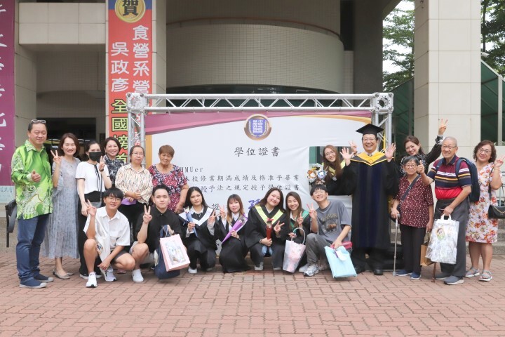 自馬來西亞的幼保系梁瑗凌等5位畢業生,有10多位親友組團跨海來參加畢業典禮,是陣容最大的祝福團
