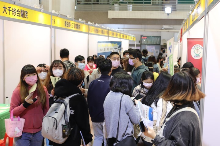 疫情趨緩,中華醫大校園就業博覽會吸引眾多企業到校徵才,學生參與踴躍,場面熱絡