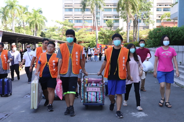 為服務遠地來的新生,中華醫大派出住宿親善服務隊為新生搬送行李進宿舍,令家長和新生好窩心