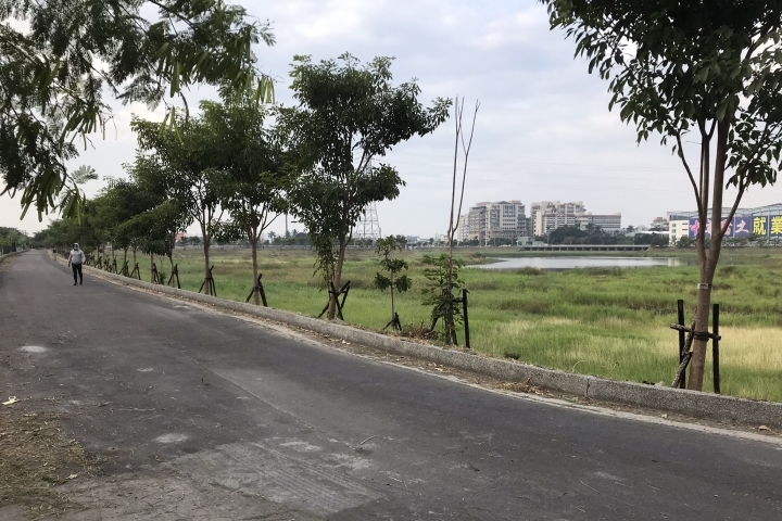 白天的仁德滯洪池及堤岸便道
