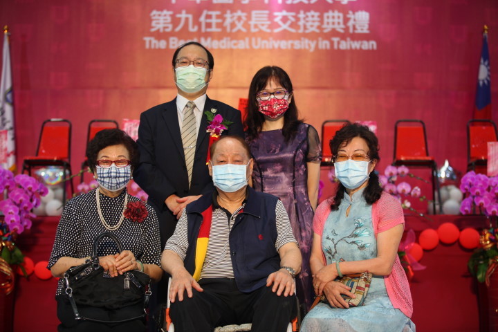 孫逸民校長八十高齡的父母親和丈母娘特地到校觀禮