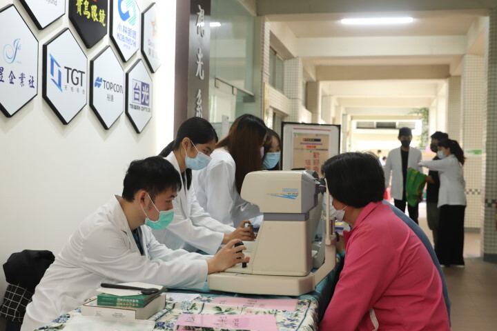 中華醫大推出視光週視力健檢服務,吸引師生前往接受視力檢查和保健諮詢