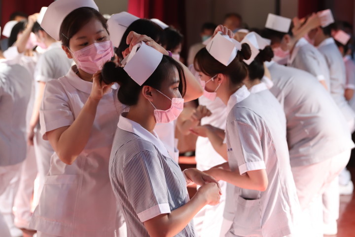 110年中華醫大護理系加冠典禮加冠生逐一上台接受護理專業老師加冠