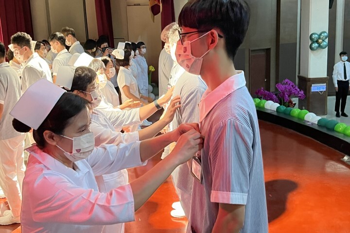 中華醫大護理系加冠典禮,學生依序上台接受師長加冠