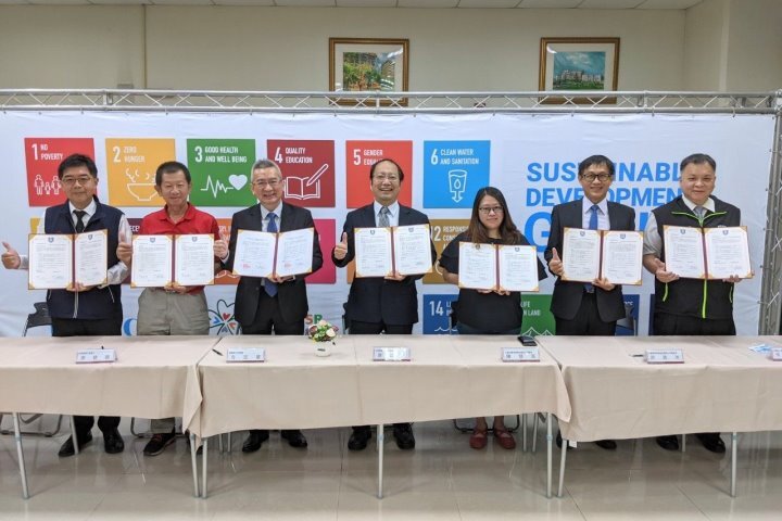 中華醫大校長孫逸民(中)代表校方與6家USR合作的產企業簽署夥伴聯盟協議,透過產學結盟培育人才