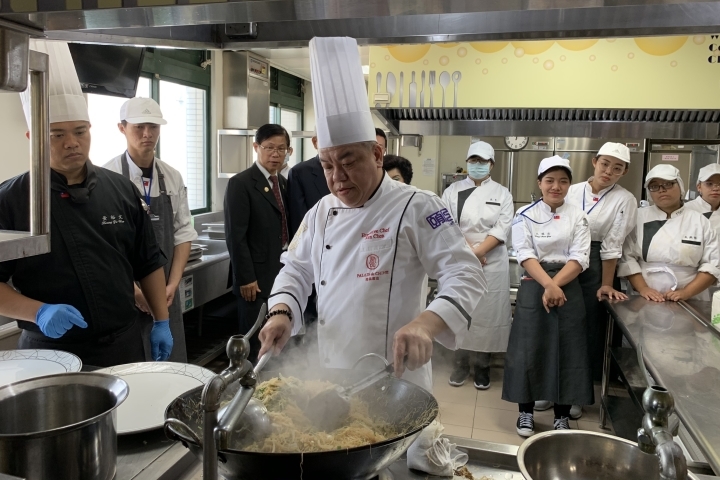 米其林三星主廚陳偉強受聘後隨即在餐旅系進行第一堂實務課程，示範招牌料理「強哥炒米粉」