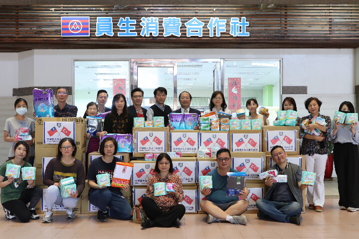 中華醫大教職員工發起愛心募款購買物資援助土耳其災民,校長孫逸民及員生社主席陳惠雪(後排右六、右五)偕同仁完成捐贈物資裝箱打包