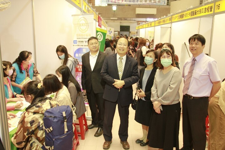 中華醫大校長孫逸民(左四)偕同與會貴賓逐一向各設攤企業及面試同學加油打氣