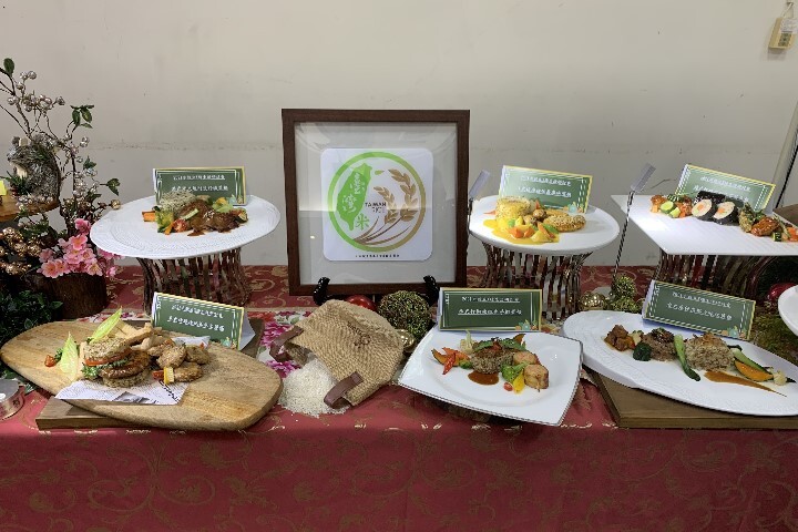 配合授證，中華醫大健康樂活餐廳選用臺灣在地良米設計開發多款健康蔬食餐盒展示