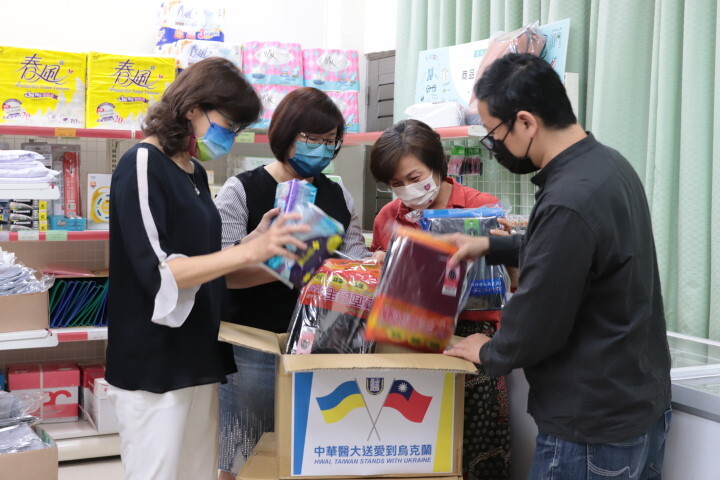 中華醫大員生社理事們忙著將同仁捐款購買的發熱衣等日常用品裝箱打包
