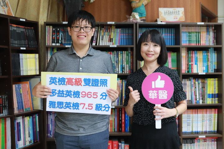 中華醫大調保系學生康宥謙(左)多益英檢拿下965高分,與學校英文自學中心主任陳昭蓉分享喜悅