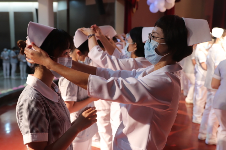 中華醫大護理系舉行109年加冠典禮，護理專業老師幫女護理戴上護士帽完成加冠