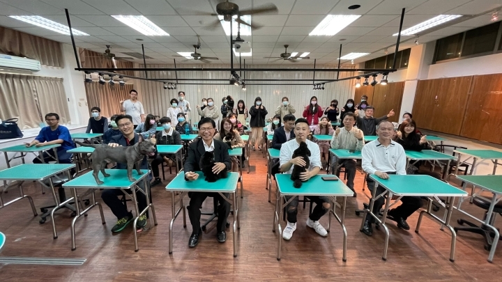 萬達寵物集團代表在曾信超校長等人陪同下實地參觀寵物照護與美容系師生上課及教學設備