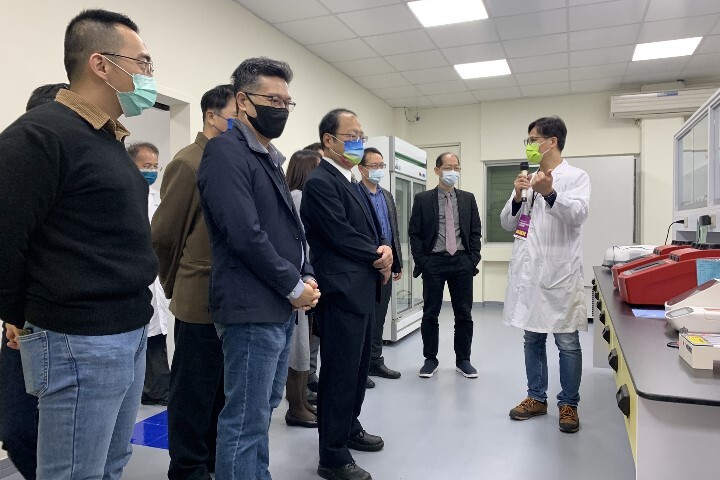 中華醫大醫技系專業導老師介紹精準醫學實驗室各項先進的檢測儀器