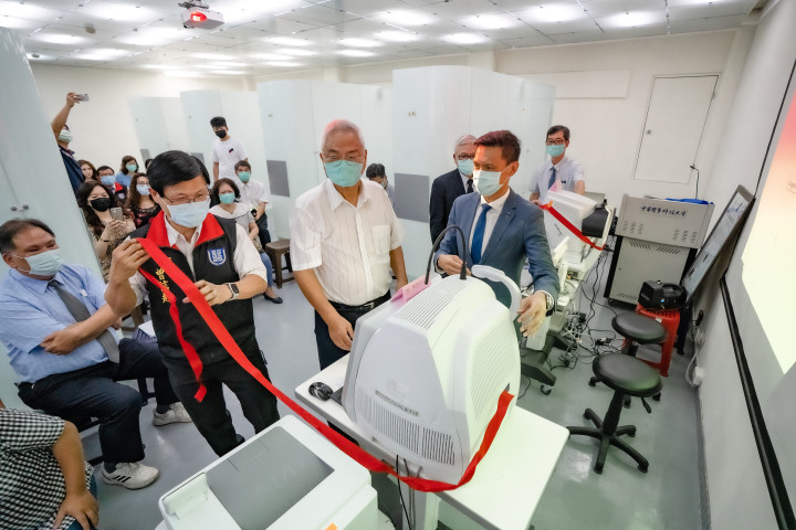 中華醫大視光系高端智慧型視光檢查儀器啟用，驗光師現場操作檢測體驗