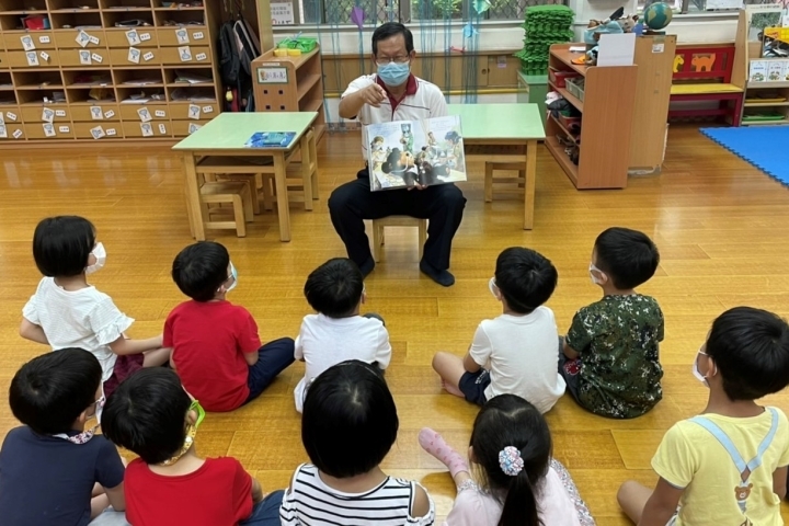 中華醫大幼保系鄭博真教授帶著《再見啦!小黑熊妹仔》、《回家吧!小虎鯨安安》繪本到附設幼兒園教導小朋友生態保育觀念