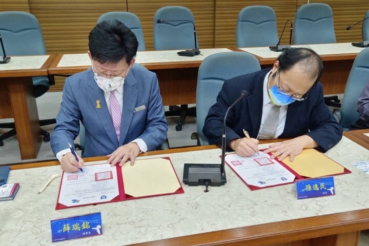 中華醫事科技大學校長孫逸民(右)、台灣畜犬協會理事長薛瑞銘(左)代表雙方簽訂策略聯盟意向書,加強產學合作