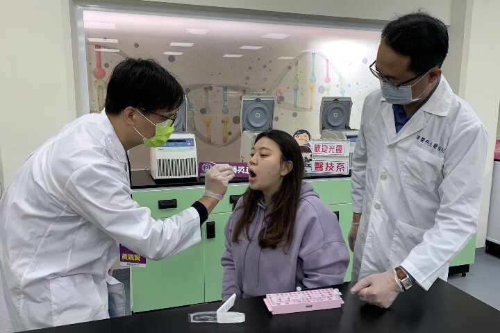 醫技系專業老師為受測者進行檢體採檢體驗