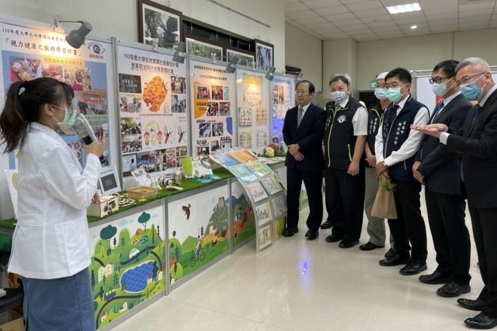 與會各界參觀並聽取中華醫大USR執行團隊進行成果展覽解說