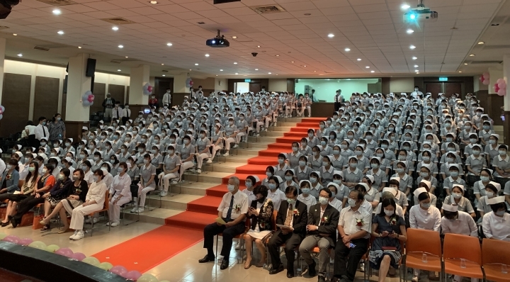 中華醫大校長曾信超、鄭啟瑞董事長及大台南地區各大醫院護理主任等貴賓到場為加冠生祝福