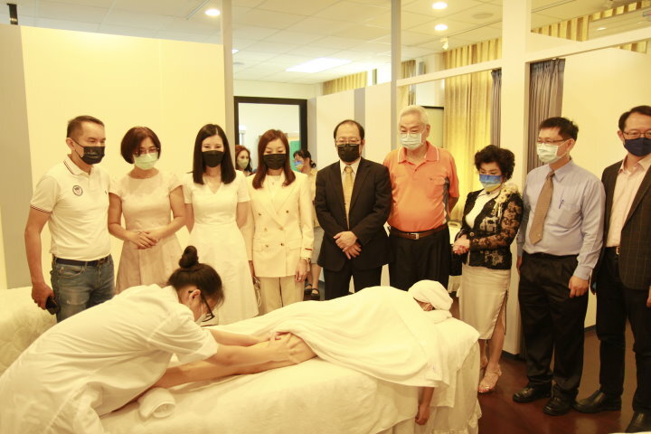 中華醫大生物醫學及美容保健科揭牌後,與會各界參觀系館設備
