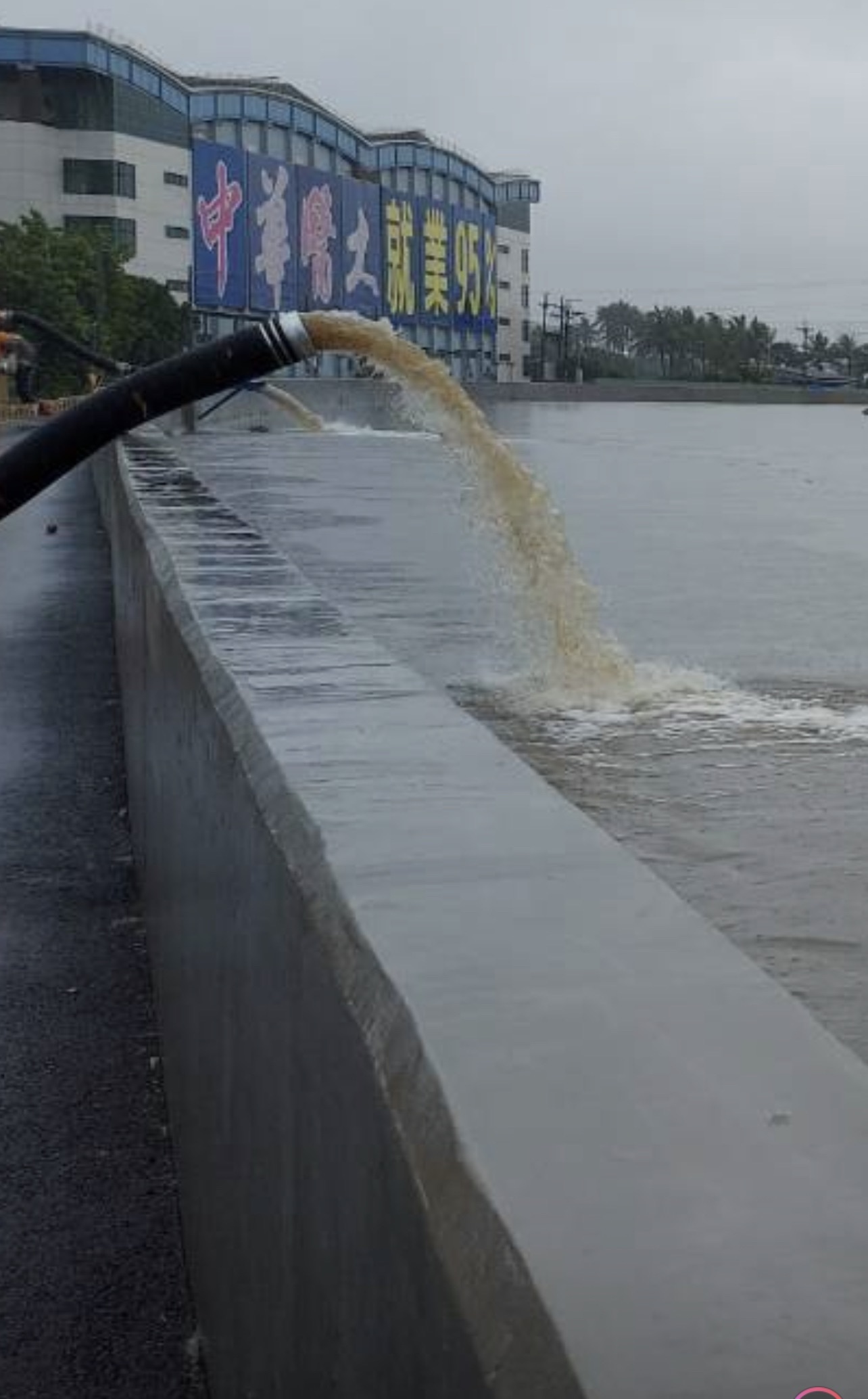 整治三爺溪、加高堤岸、設置抽水機發揮功能，中華醫大校園安然度過這次梅雨鋒面水患危機