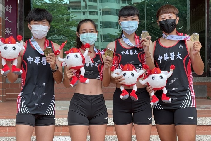 中華醫大運動競賽代表隊田徑一般女子組400公尺接力賽，郭瓊筠、薛安汝、陳佳妤、廖苡辰（左至右）聯手拿下金牌，成績破大會紀錄