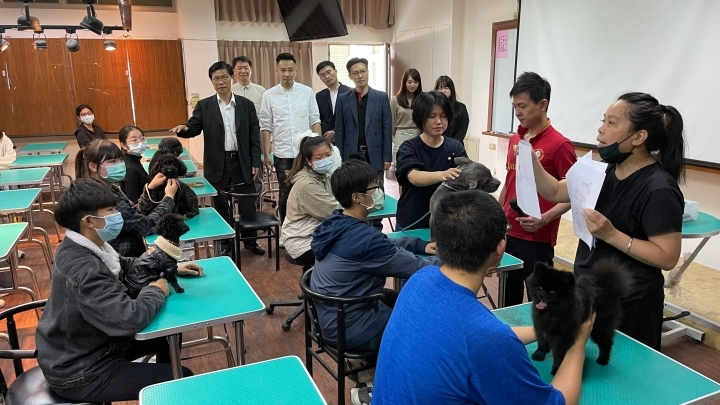 萬達寵物集團代表在曾信超校長等人陪同下實地參觀寵物照護與美容系師生上課及教學設備