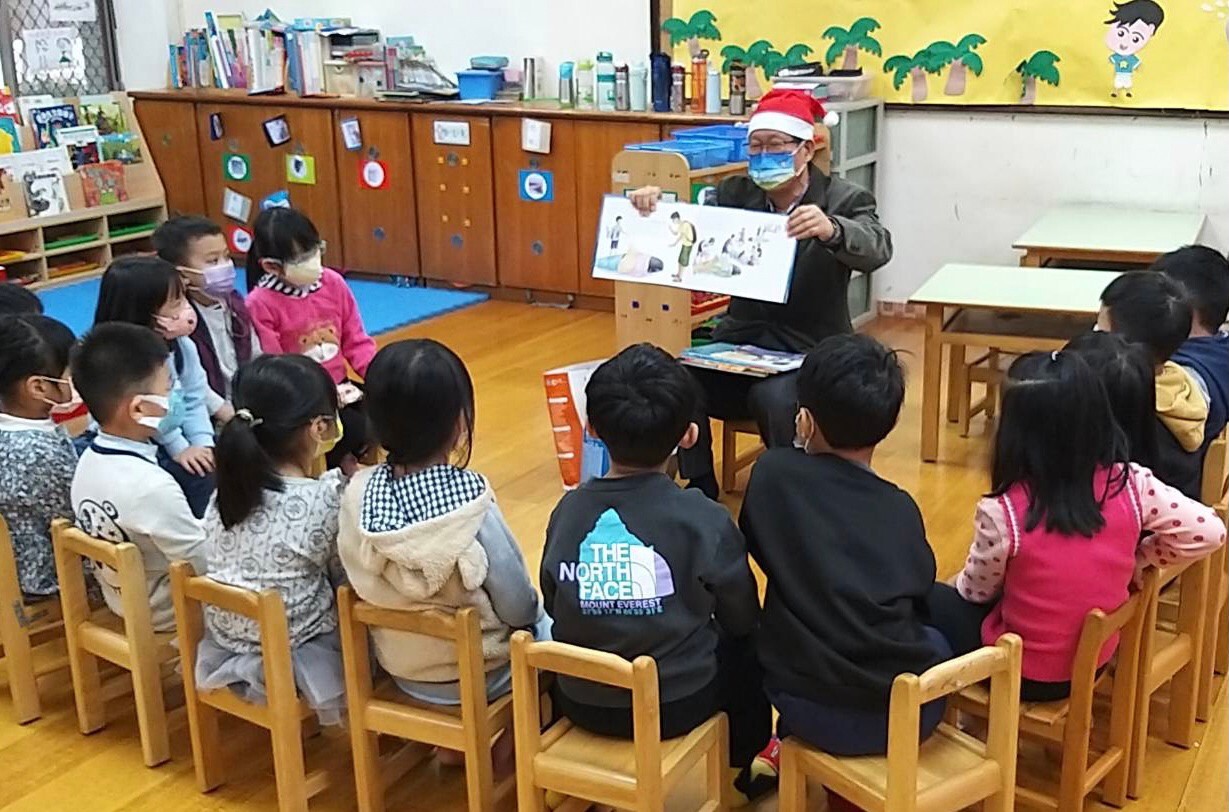 中華醫大幼保系鄭博真教授利用歲末到偏鄉贈送創作的繪本，並為幼童說繪本故事，期帶動幼兒閱讀興趣