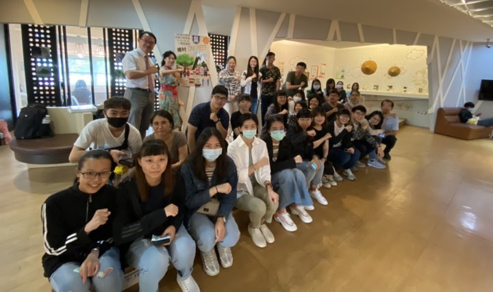 參與課程學習成果發表師生在展場開心合影