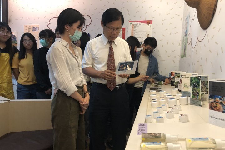 中華醫大設計思考與實作課程舉辦「鄉村ONE PIECE」聯合成果展,校長曾信超(前右一)參觀學生創作聆聽學生導覽解說