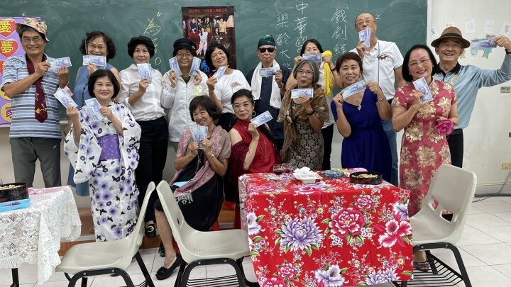 中華醫大樂齡大學學員粉墨登場體驗舞台劇「為著10萬元」
