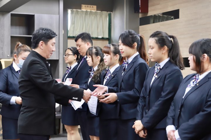 中華醫大餐旅系22位學生通過美國飯店業暨款待業協會主辦的專業顧客服務國際認證,中華款待業專業人員暨國際認證協會理事長余紹君親自蒞校授證