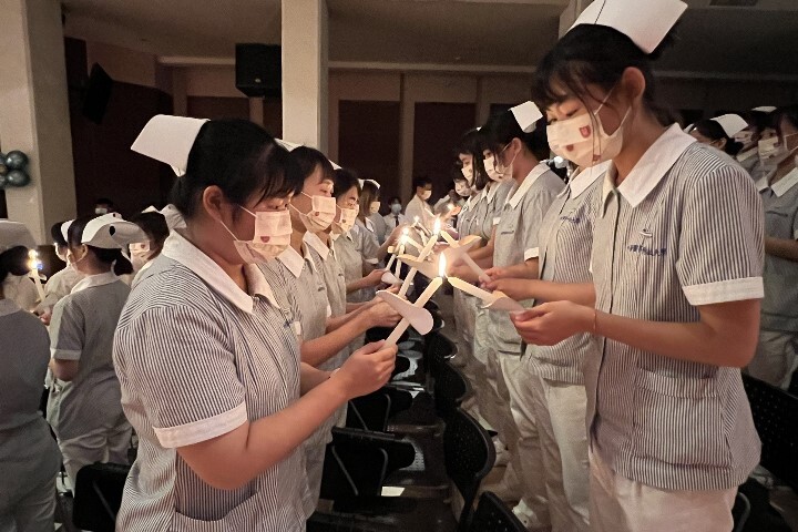 學生加冠後進行點燭傳光,象徵薪傳南丁格爾的精神生生不息