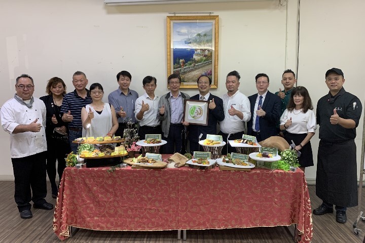 中華醫大餐旅系健康樂活餐廳獲農糧署「臺灣米標章」認證，校長偕系上教師一起分享榮耀