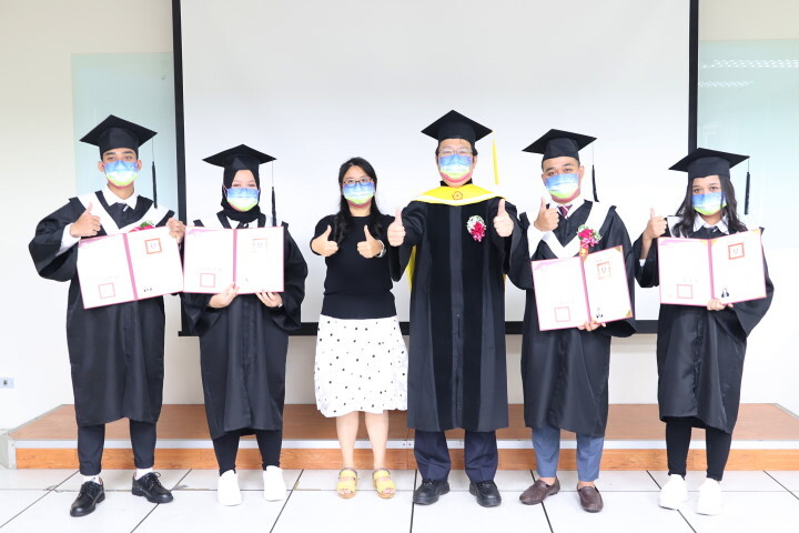 中華醫大新南向國際產學合作專班第一屆畢業典禮,學生代表接受校長孫逸民(右三)頒發畢業證書