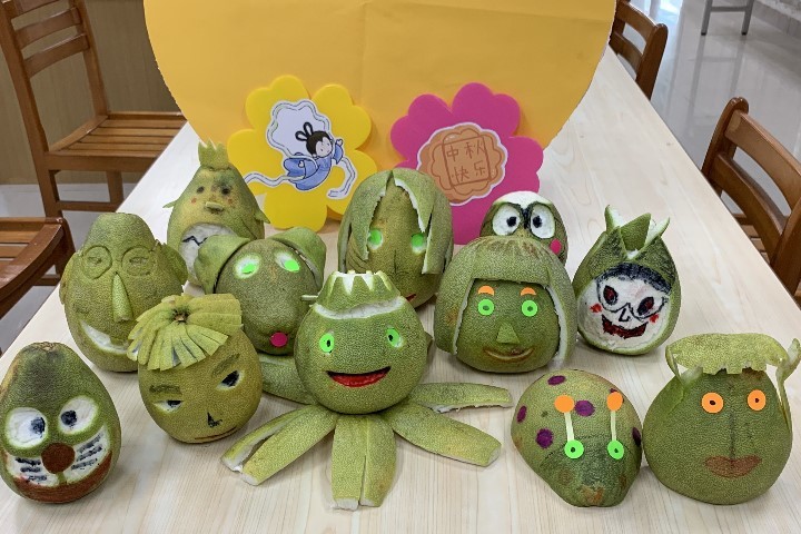 完成的柚子刻繪作品趣味十足