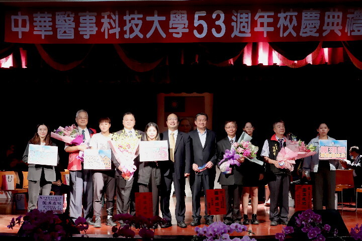 學生代表向各界捐助弱勢助學基金的團體代表獻花表達感謝