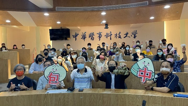 為即將參加國家考試的各系應屆畢業生祈福「包中」,中華醫大校長孫逸民偕同董事長鄭啟瑞請學生吃包子和粽子