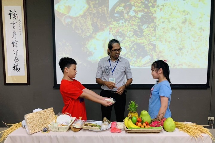學生在Gracia老師的指導下練習以英文對話進行互動交流