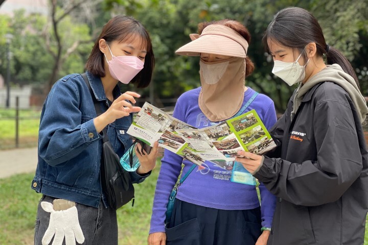 中華醫事科大USR登革熱防治知行合「醫」團隊向社區民眾宣導如何阻絕病媒蚊孳生和預防登革熱