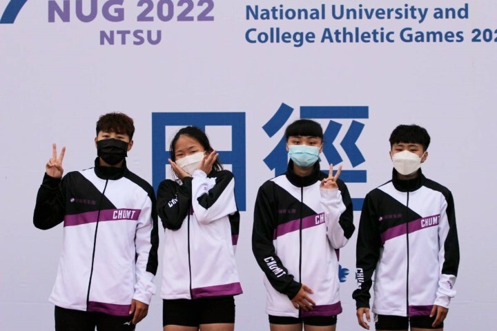 中華醫大選手廖苡辰、林羿君、陳佳妤、郭瓊筠(左起)在全大運一般女子組400公尺接力刷新紀錄