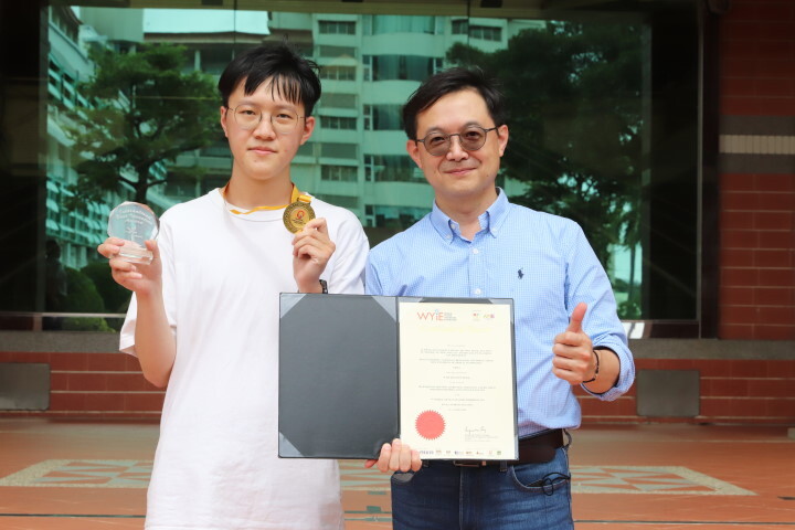 榮獲ITEX 2023 馬來西亞國際發明展金牌的楊堉麟教授(右)與醫技系學生林銘炫(左)