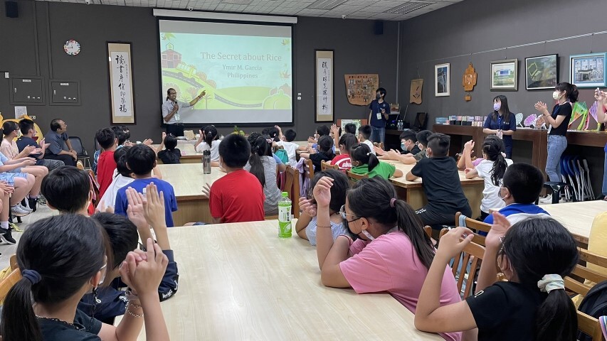 中華醫大USR團隊為南關線的國中小學生舉辦在地永續英語營活動,邀請菲律賓籍英語老師全英語授課