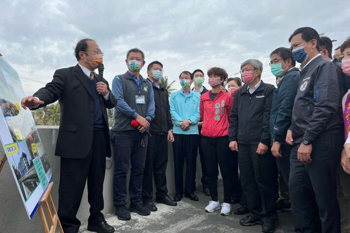 中華醫大校長孫逸民(左)向行政院長陳建仁等中央官員及民代說明中華醫大無償提供校地一起協助三爺溪治水工程