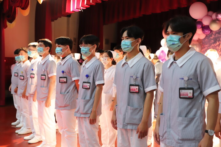 中華醫大護理系加冠典禮,男護生接受別名牌