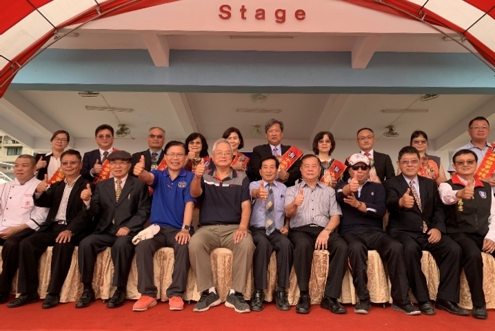 中華醫大52週年校慶暨運動會頒發傑出校友當選證書,當選人與曾信超校長等師長貴賓合影