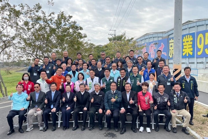 行政院長陳建仁於三爺溪治理工程竣工典禮後與各界合影見證歷史性的一刻