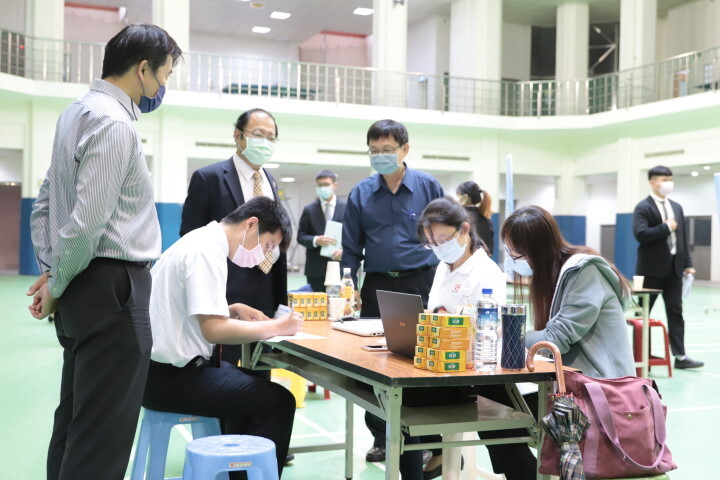 中華醫大校長孫逸民(站者左二)偕同系主任張文騰和系上老師到場關心學生實習媒合面試情形,為學生加油打氣
