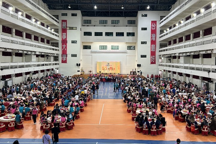 中華醫大歡慶55週年生日舉辦校友大會餐,席開110桌一起為母校祝賀生日快樂